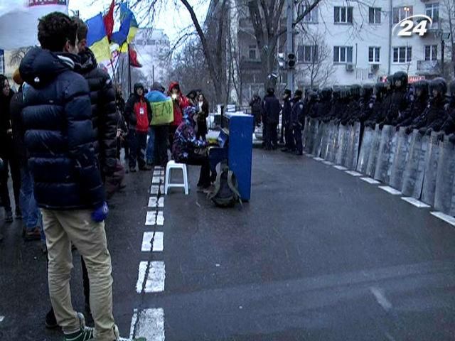 Біля Адміністрації Президента для "Беркуту" грали на піаніно Біля Адміністрації Президента для "Беркуту" грали на піаніно