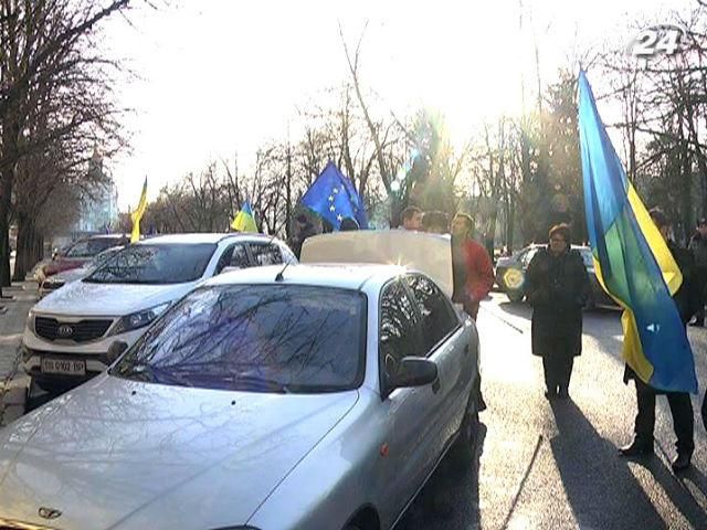 В Луганську влаштували автопробіг з прапорами України та ЄС В Луганську влаштували автопробіг з прапорами України та ЄС