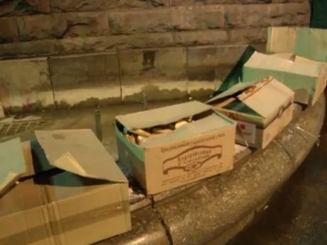 Евромайдановцы накормили "Беркут" (Видео) Евромайдановцы накормили "Беркут" (Видео)