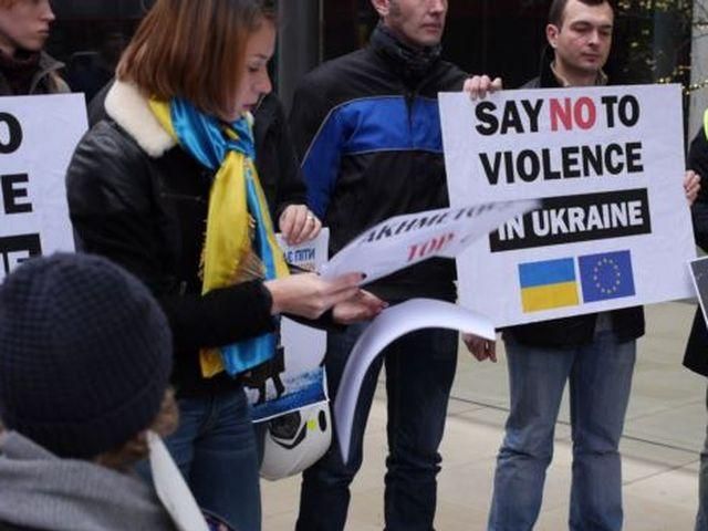 В Лондоне у дома Ахметова собрался Евромайдан В Лондоне у дома Ахметова собрался Евромайдан