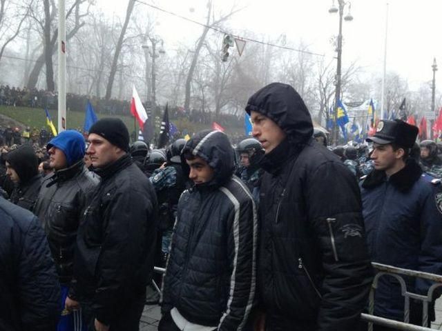 Надзвичайний стан введуть через провокації тисячі "тітушок", – опозиція Надзвичайний стан введуть через провокації тисячі "тітушок", – опозиція