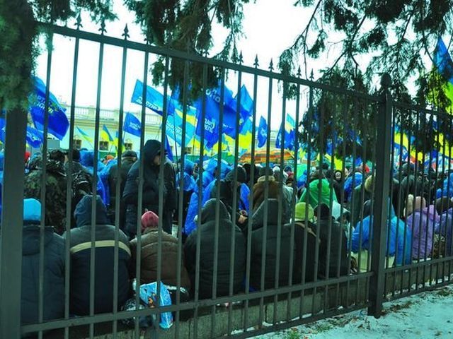 Прихильники Партії регіонів продовжуть "будувати Європу в Україні" на мітингу Прихильники Партії регіонів продовжуть "будувати Європу в Україні" на мітингу