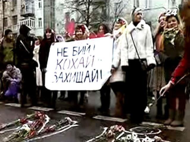 "Не бий! Кохай та захищай", – активістки Майдану "беркутівцям" "Не бий! Кохай та захищай", – активістки Майдану "беркутівцям"