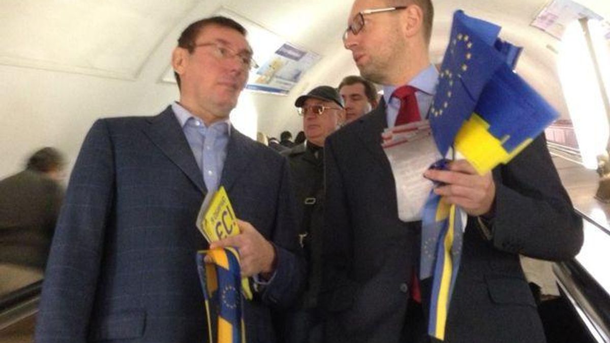 У переповненому столичному метро люди з піснями їдуть на Майдан У переповненому столичному метро люди з піснями їдуть на Майдан