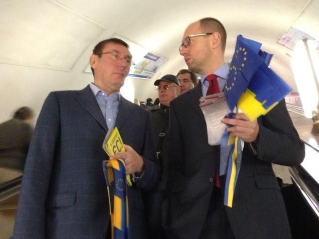 В переполненном столичном метро люди с песнями едут на Майдан В переполненном столичном метро люди с песнями едут на Майдан