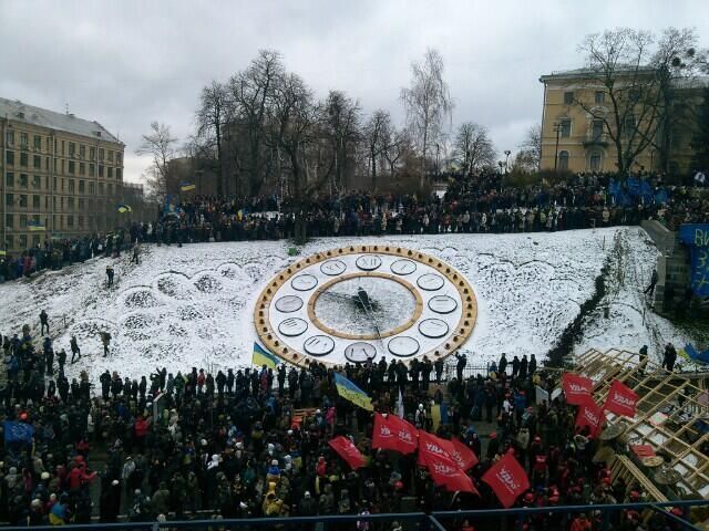 Народне віче заповнило Майдан Незалежності і прилеглі вулиці (Фото) Народне віче заповнило Майдан Незалежності і прилеглі вулиці (Фото)