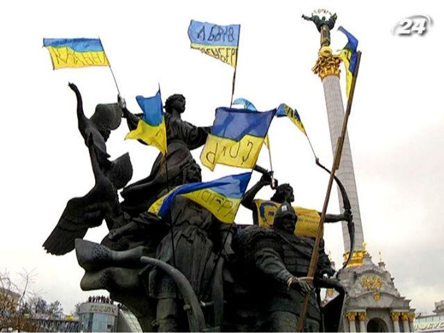 У Києві триває Народне віче: люди продовжують підходити У Києві триває Народне віче: люди продовжують підходити
