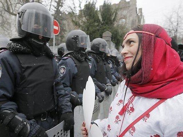 Митингующие у Кабмина возводят баррикады: Мы здесь надолго Митингующие у Кабмина возводят баррикады: Мы здесь надолго