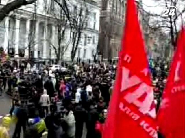 Митингующие колонной блокируют правительственный квартал