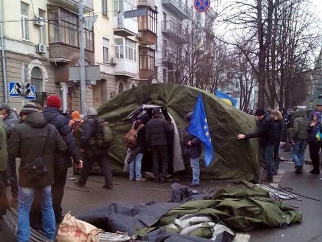 Евромайдан. На Банковую пытался проехать грузовик с правоохранителями