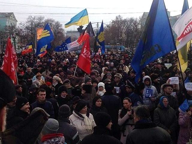 На луганский Евромайдан вышло более 3000 человек (Фото)