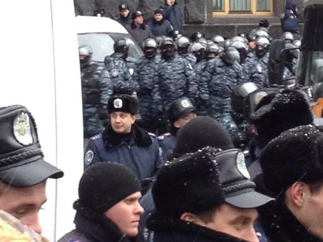 Концерт в поддержку власти охраняет офицерский состав