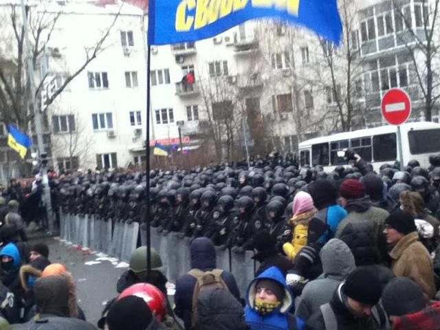 Прихильників регіоналів охороняють правоохоронці з щитами, Банкову "беркутівці" (Фото)