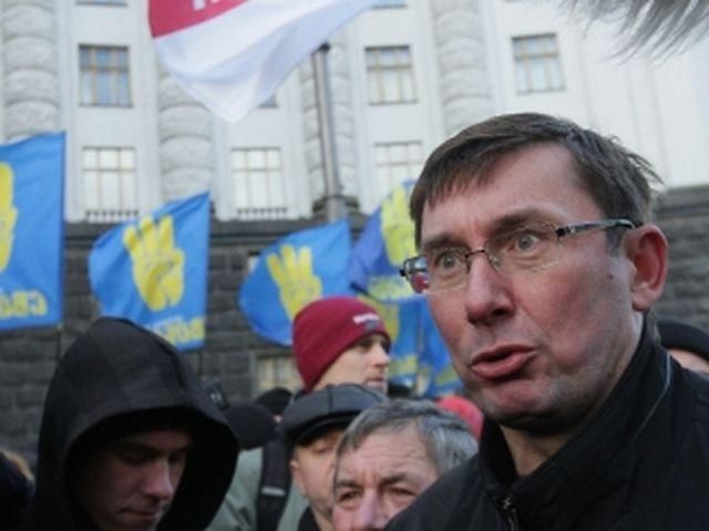 Майдан не розійдеться до відставки Азарова і підписання Угоди з ЄС, – Луценко 