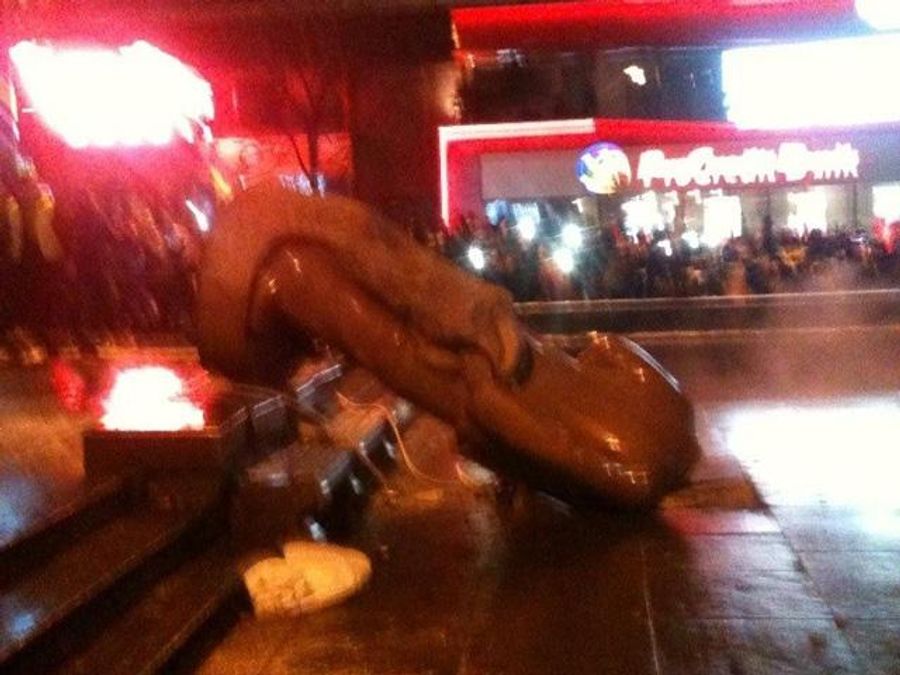 В Киеве снесли памятник Ленину