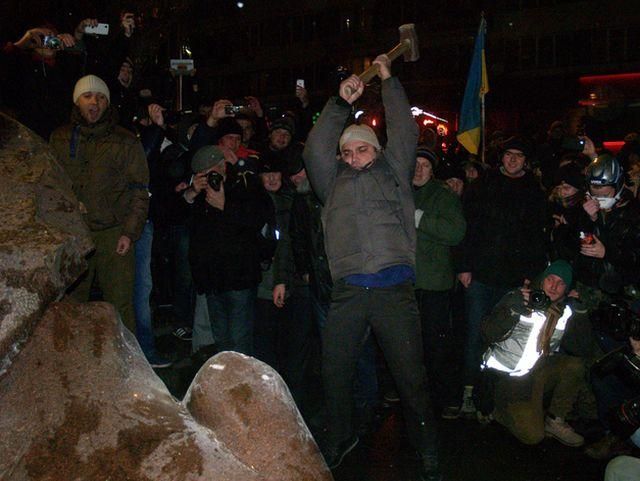 Свободівець Іллєнко показав Євромайдану кулак знищеного Леніна 