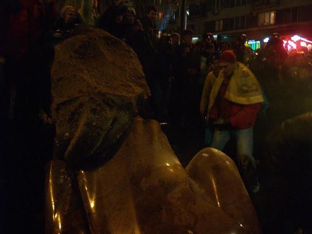 Як повалили пам’ятник Леніну (Відео) Як повалили пам’ятник Леніну (Відео)