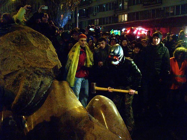 В Азарова оперативно відреагували на знищення Леніна В Азарова оперативно відреагували на знищення Леніна