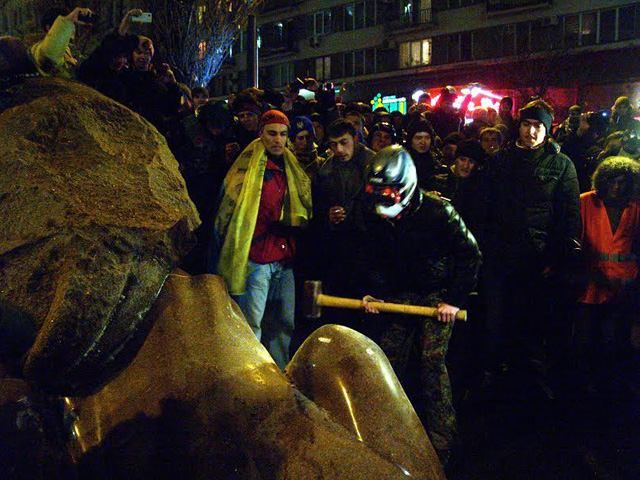 Нардепи-свободівці не засуджують повалення пам’ятника Леніна