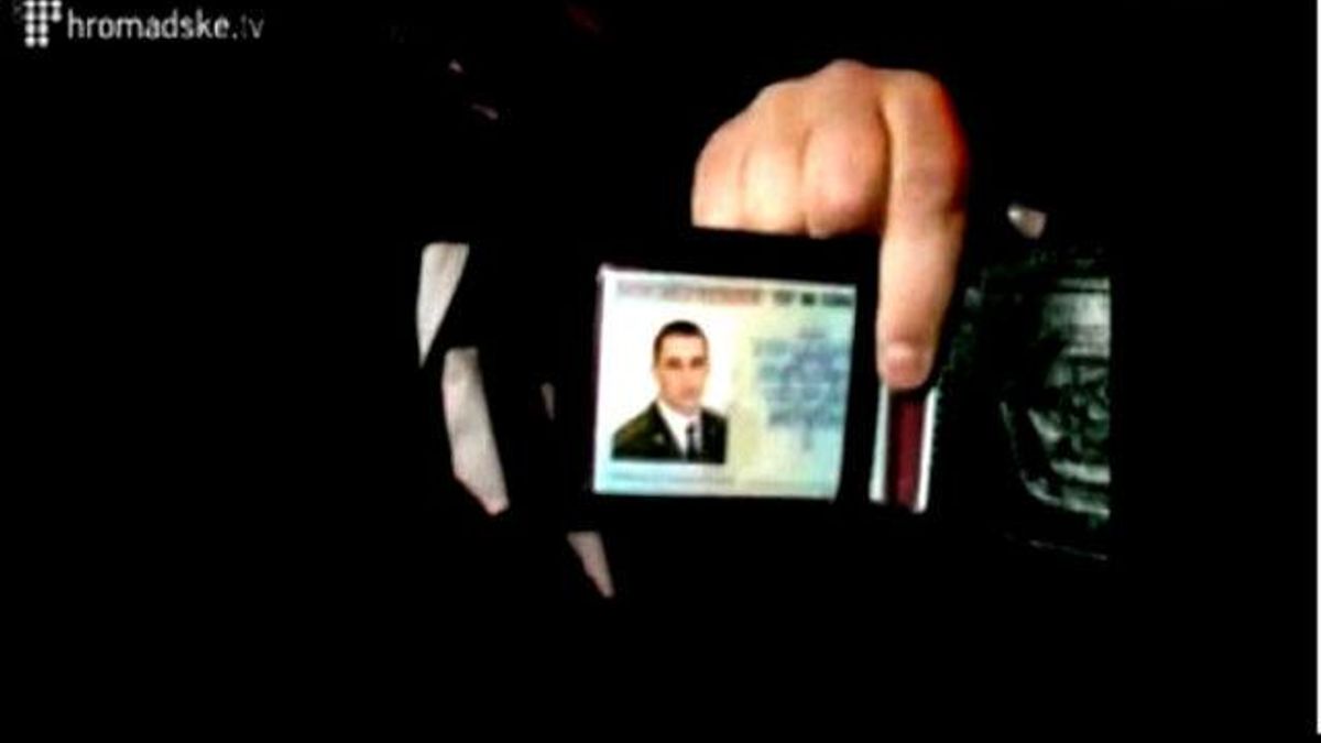 В урядовому кварталі активісти затримали працівника УДО в цивільному В урядовому кварталі активісти затримали працівника УДО в цивільному