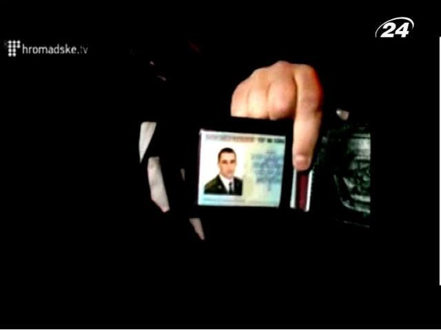 В урядовому кварталі активісти затримали працівника УДО в цивільному В урядовому кварталі активісти затримали працівника УДО в цивільному