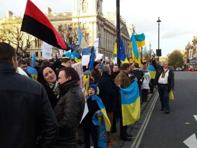 Сотни людей в Лондоне пели "Ще не вмерла Украины"