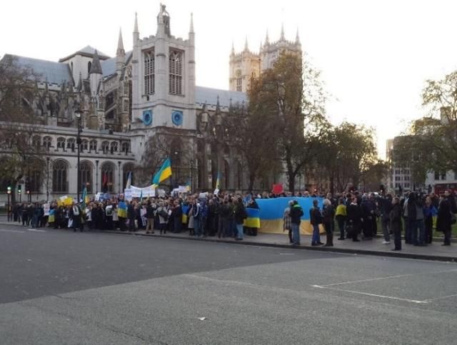 Українці на Євромайдані в Лондоні попросили Путіна заспокоїтись (Фото)