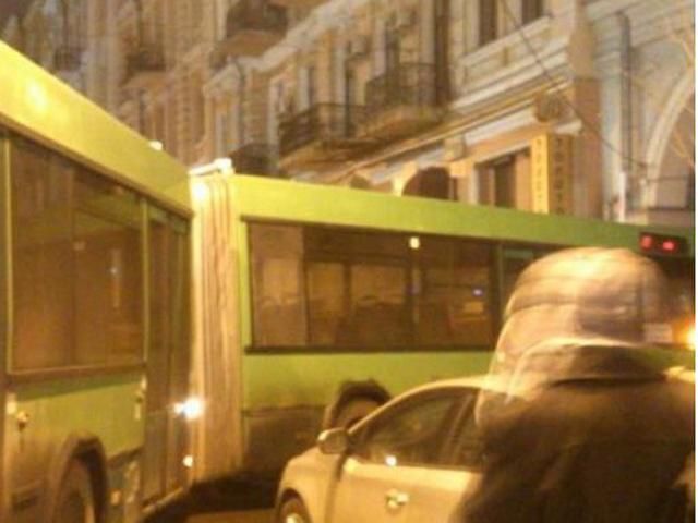 Автобус, який перевозив міліціонерів у КМДА, потрапив в аварію (Фото)