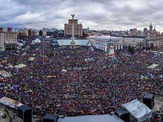 Третю неділю підряд українці масово збираються на Майдані: розширили Євромайдан, знесли Леніна