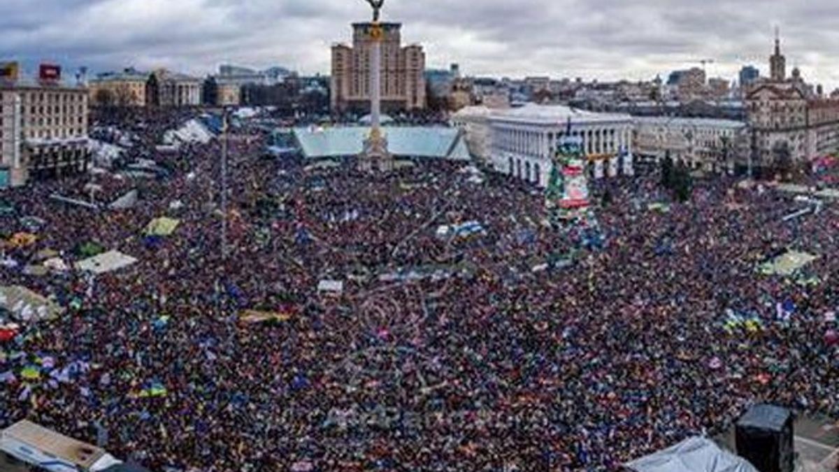 Третю неділю підряд українці масово збираються на Майдані: розширили Євромайдан, знесли Леніна