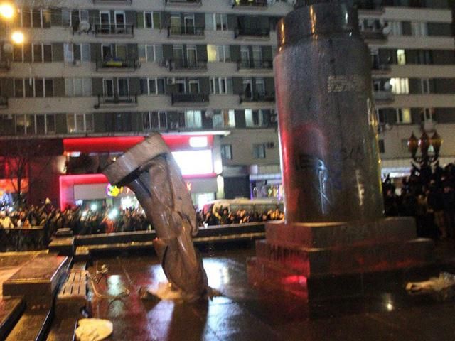 Міліція почала затримувати підозрюваних у поваленні пам’ятника Леніну
