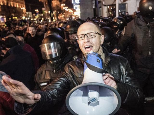 Яценюк “дозволив” чиновникам прийти в урядовий квартал Яценюк “дозволив” чиновникам прийти в урядовий квартал