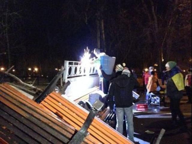 Баррикады Евромайдана достроили лавками и заварили (Фото) Баррикады Евромайдана достроили лавками и заварили (Фото)