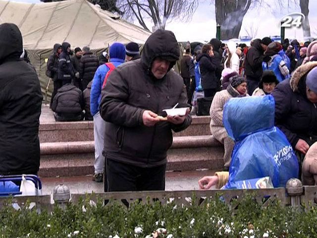 Возле ВР антимайдановцы установили армейские палатки Возле ВР антимайдановцы установили армейские палатки