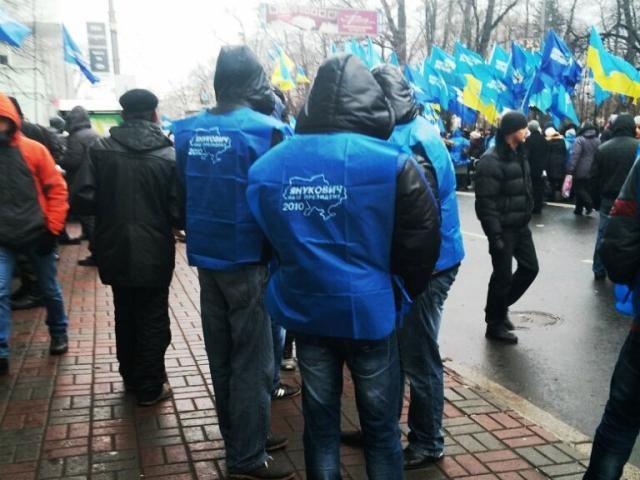 В Мариинский парк стягиваются сторонники власти В Мариинский парк стягиваются сторонники власти