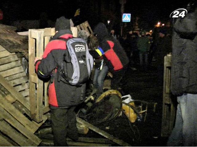 Активисты продолжают блокировать правительственный квартал Активисты продолжают блокировать правительственный квартал