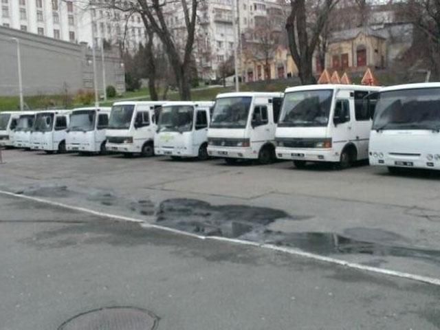 “Беркутівці” прорвали блокаду активістів у Василькові: люди зупинили їх на трасі (Відео)