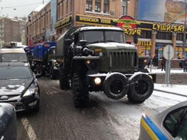 10 транспортних засобів міліції вже на Михайлівській площі