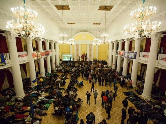 Из КГГА выносят документы, прозвучала информация о штурме здания Из КГГА выносят документы, прозвучала информация о штурме здания