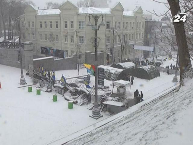 Кабмин и дальше в осаде, но штатные работники на работу попали Кабмин и дальше в осаде, но штатные работники на работу попали