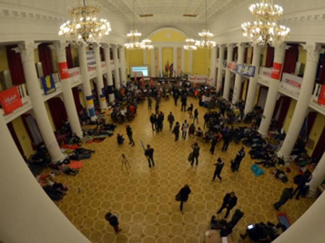 На Крещатике автобусы, активисты Евромайдана баррикадируют здание мэрии На Крещатике автобусы, активисты Евромайдана баррикадируют здание мэрии