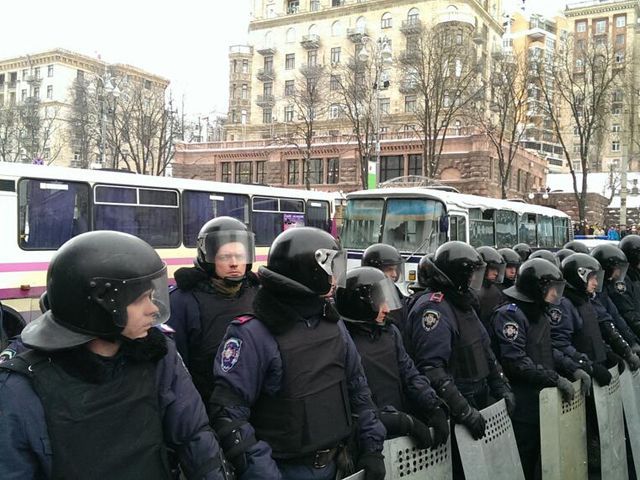 Часть правоохранителей с Михайловской двинулись на Майдан Независимости