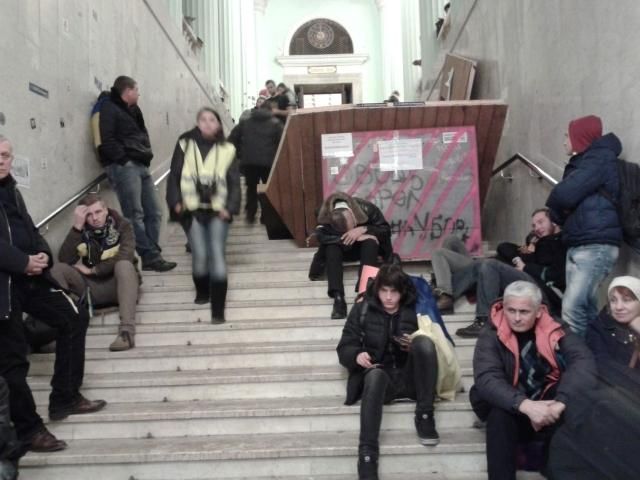 Мітингувальників можуть винести з КМДА “за руки, за ноги”, - регіонал Мітингувальників можуть винести з КМДА “за руки, за ноги”, - регіонал