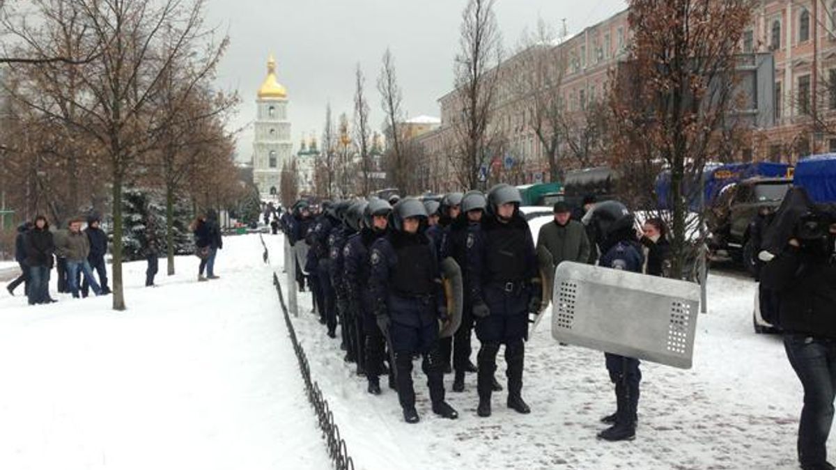 Євромайдан. Чоловіків закликають на барикади, жінок і дітей ховатися у наметовому містечку