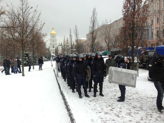 Евромайдан. Мужчин призывают на баррикады, женщин и детей прятаться в палаточном городке