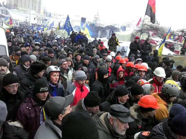 У центрі Києва стягують правоохоронців, активісти готуються до штурму (Фото)