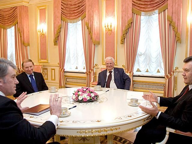 Янукович сяде за стіл переговорів з своїми попередниками Янукович сяде за стіл переговорів з своїми попередниками