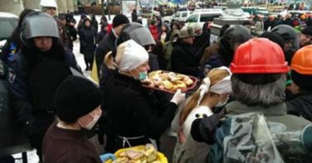 Активисты принесли еду силовикам, стоящим в оцеплении
