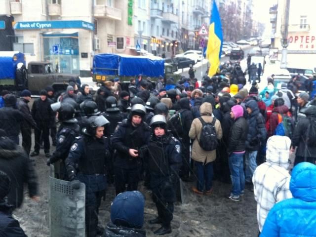 Выходы из метро на Майдане Независимости забаррикадировали (Фото)