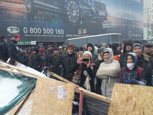 Комунальники прибирають барикади Євромайдану, — ЗМІ